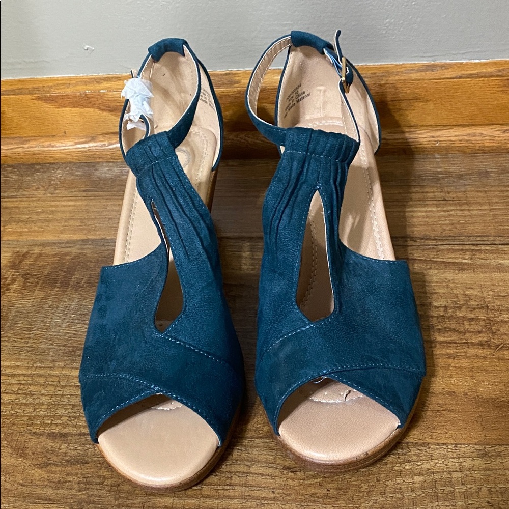 Journee collection Teal tru comfort Strappy wedge Sandals size 10